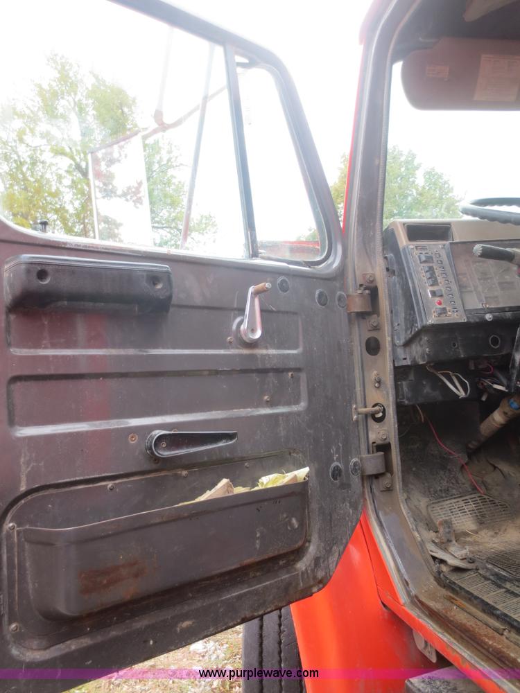 image for item I2196 1993 International 4900 dump truck