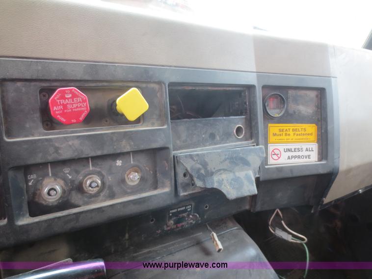 image for item I2196 1993 International 4900 dump truck