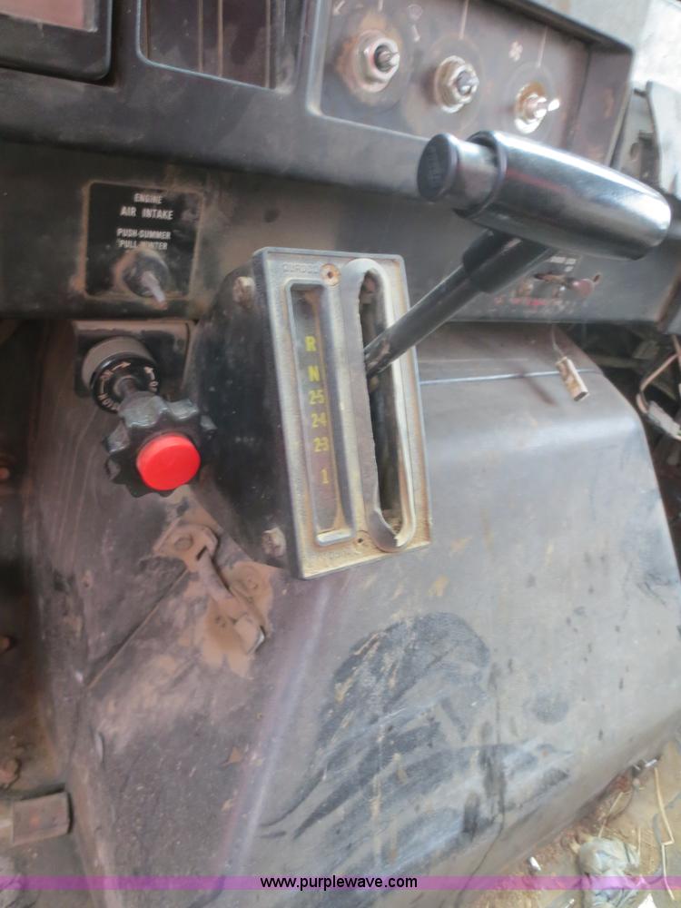 image for item I2196 1993 International 4900 dump truck