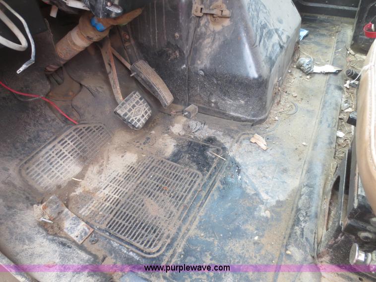 image for item I2196 1993 International 4900 dump truck