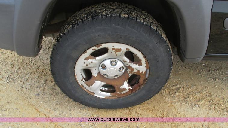 image for item I3191 2003 Jeep Liberty SUV