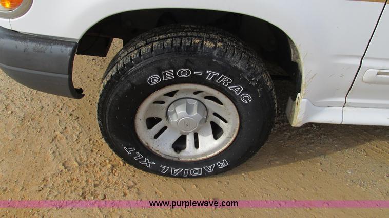 image for item I3192 2000 Ford Explorer XL SUV