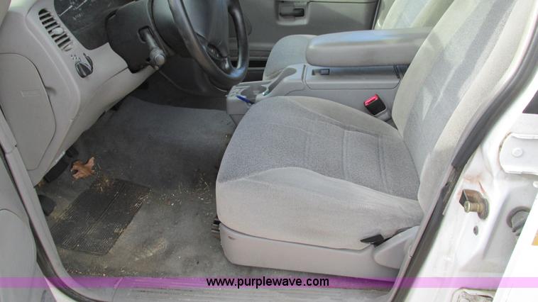 image for item I3192 2000 Ford Explorer XL SUV