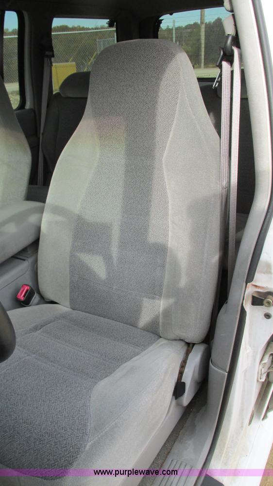 image for item I3192 2000 Ford Explorer XL SUV