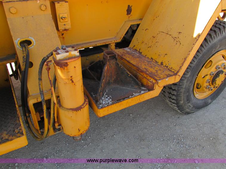 image for item I4105 1982 Little Giant LG4866 crane