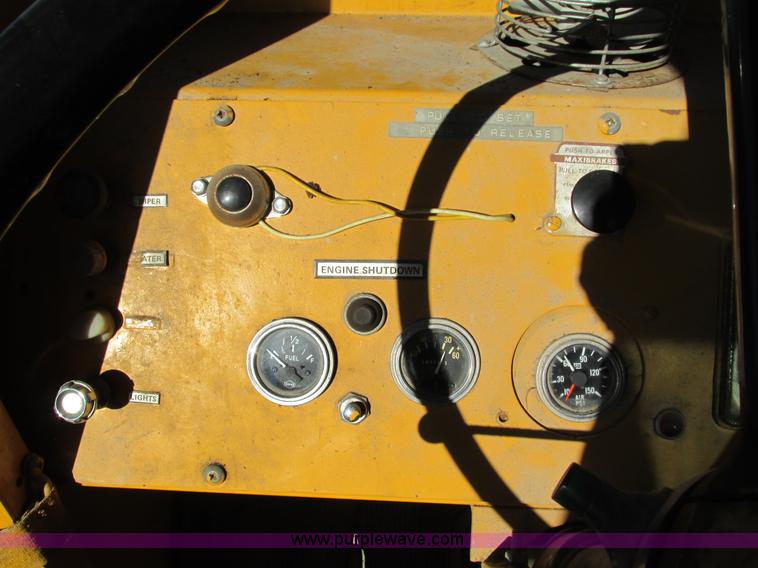 image for item I4105 1982 Little Giant LG4866 crane