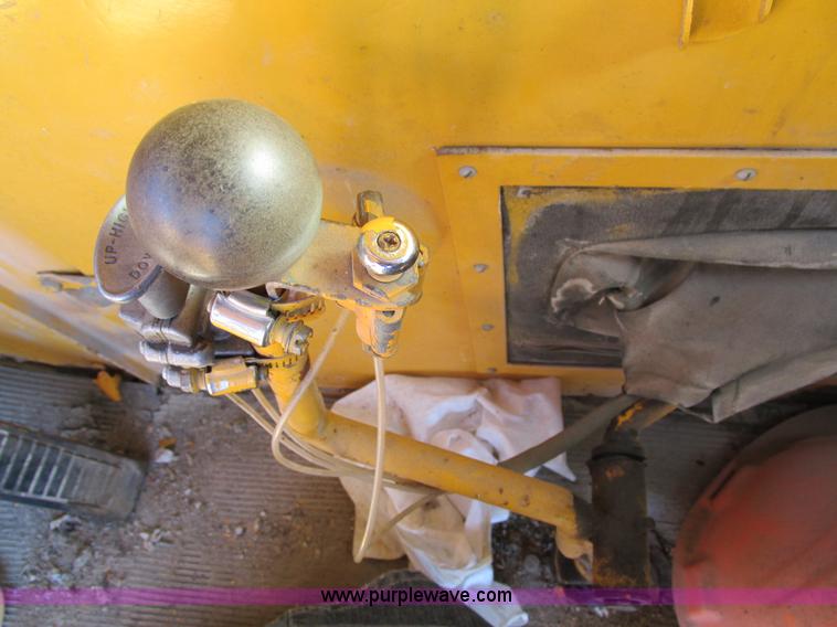 image for item I4105 1982 Little Giant LG4866 crane