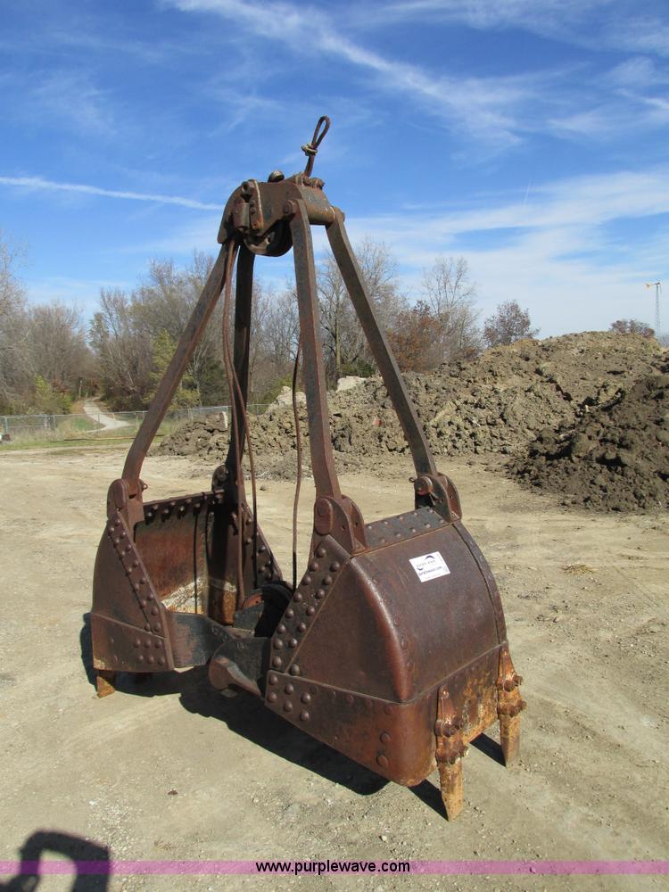 image for item I4109 Owen clam shell bucket