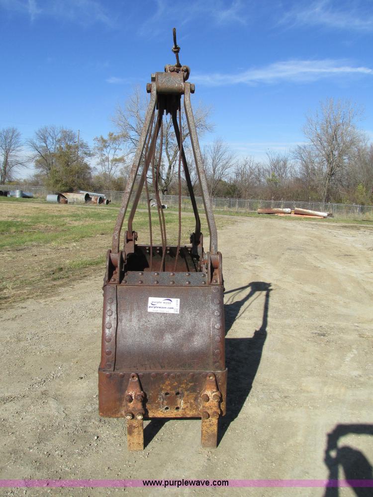 image for item I4109 Owen clam shell bucket