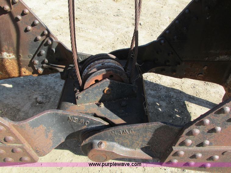 image for item I4109 Owen clam shell bucket