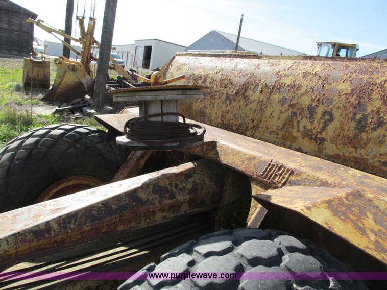 image for item I4113 Caterpillar 60 pull scraper