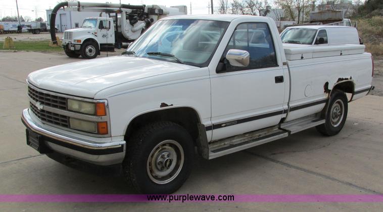 image for item I4115 1990 Chevrolet Silverado 1500 pickup truck