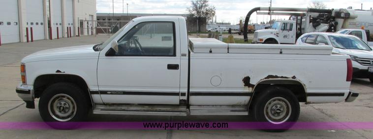 image for item I4115 1990 Chevrolet Silverado 1500 pickup truck