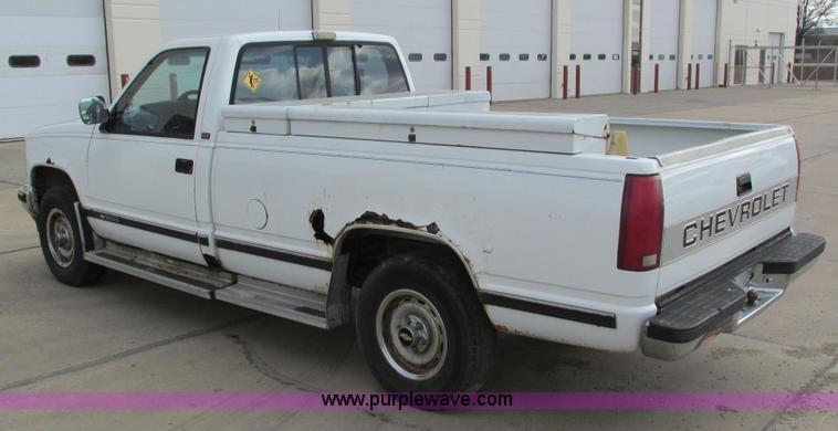 image for item I4115 1990 Chevrolet Silverado 1500 pickup truck