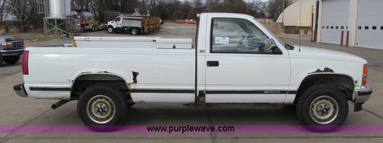 image for item I4115 1990 Chevrolet Silverado 1500 pickup truck