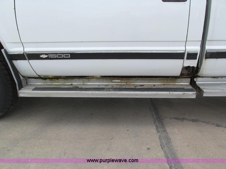 image for item I4115 1990 Chevrolet Silverado 1500 pickup truck