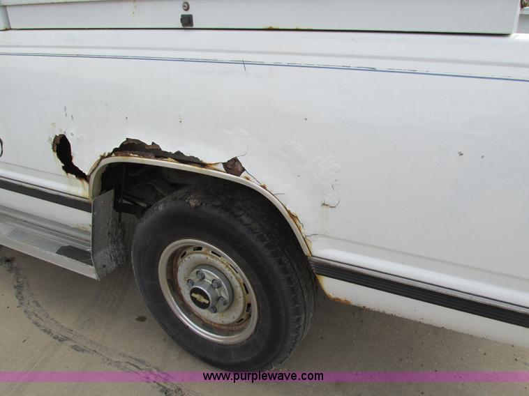 image for item I4115 1990 Chevrolet Silverado 1500 pickup truck