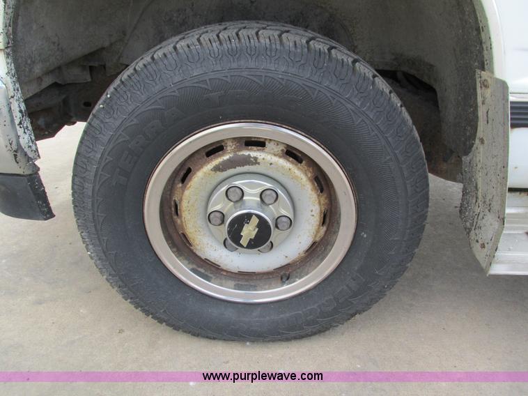 image for item I4115 1990 Chevrolet Silverado 1500 pickup truck