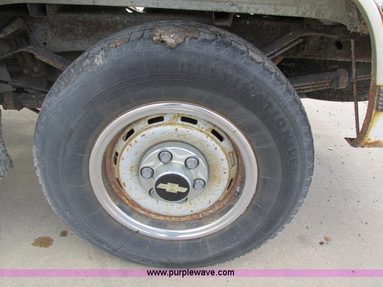 image for item I4115 1990 Chevrolet Silverado 1500 pickup truck