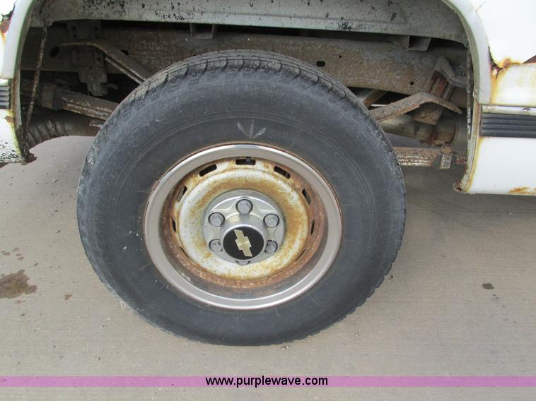 image for item I4115 1990 Chevrolet Silverado 1500 pickup truck