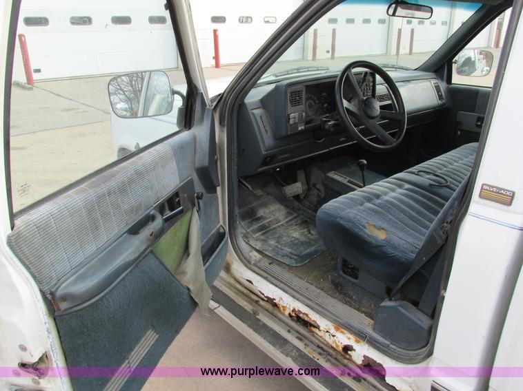 image for item I4115 1990 Chevrolet Silverado 1500 pickup truck