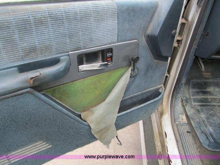 image for item I4115 1990 Chevrolet Silverado 1500 pickup truck