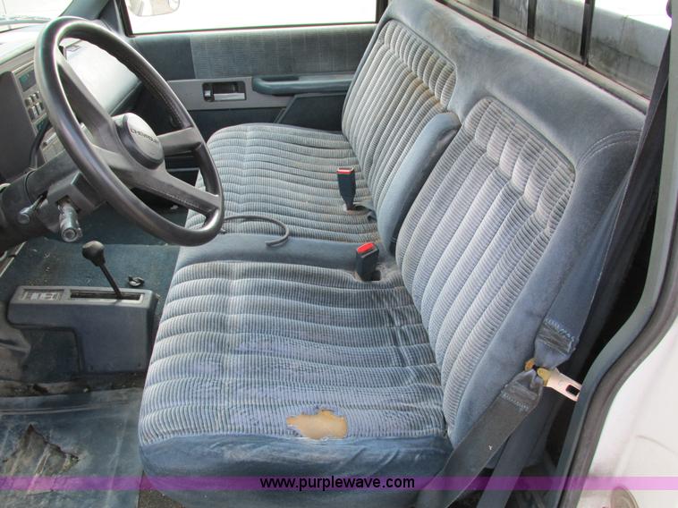 image for item I4115 1990 Chevrolet Silverado 1500 pickup truck