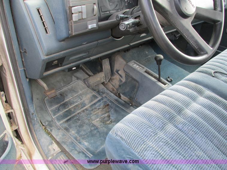image for item I4115 1990 Chevrolet Silverado 1500 pickup truck