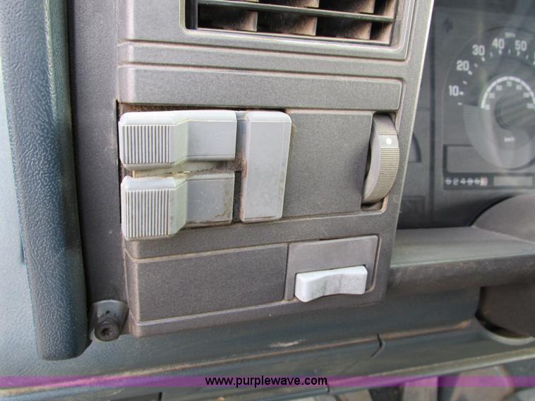 image for item I4115 1990 Chevrolet Silverado 1500 pickup truck