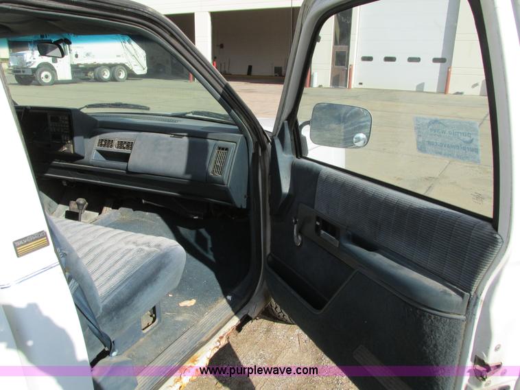 image for item I4115 1990 Chevrolet Silverado 1500 pickup truck