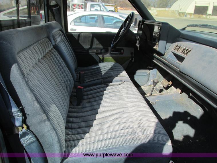 image for item I4115 1990 Chevrolet Silverado 1500 pickup truck