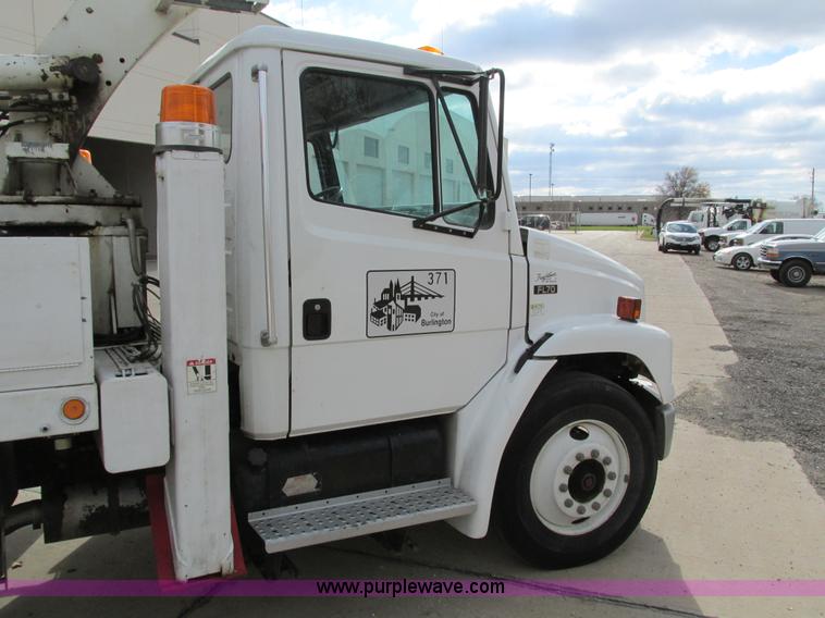 image for item I4119 1995 Freightliner FL70 bucket truck