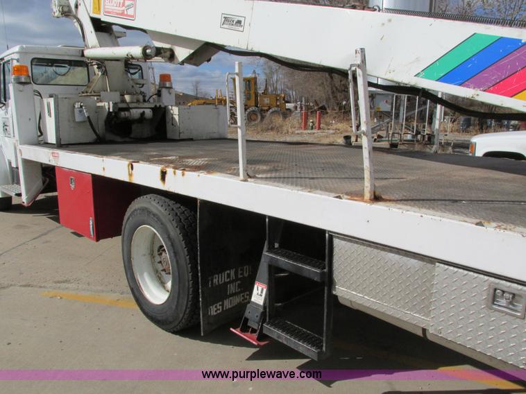 image for item I4119 1995 Freightliner FL70 bucket truck