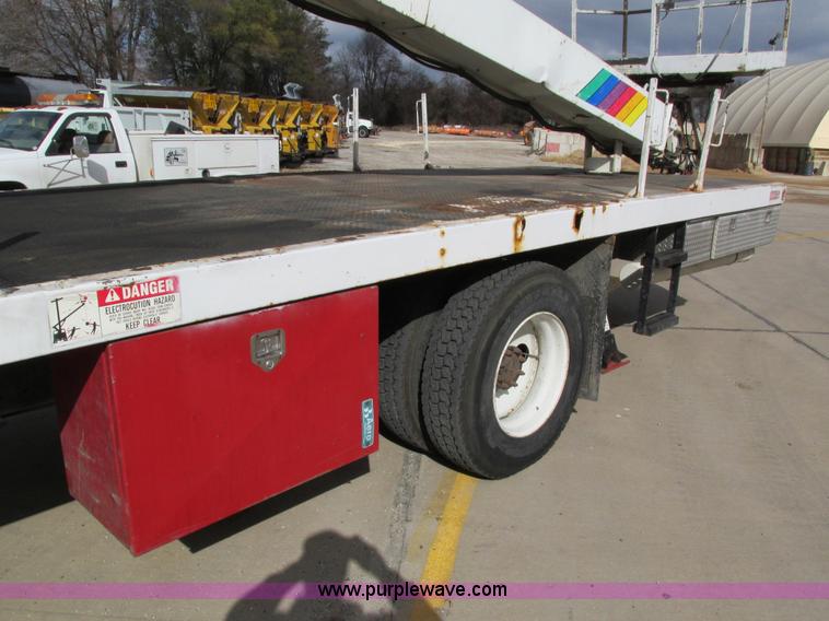 image for item I4119 1995 Freightliner FL70 bucket truck