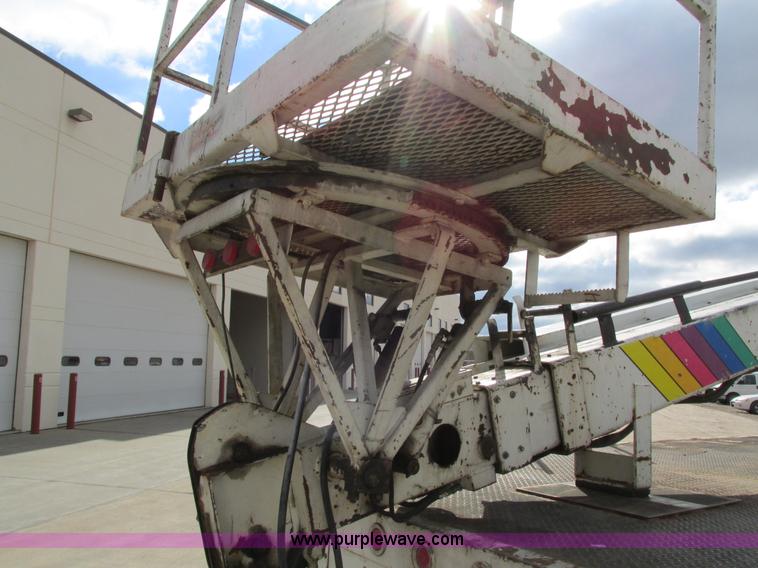 image for item I4119 1995 Freightliner FL70 bucket truck