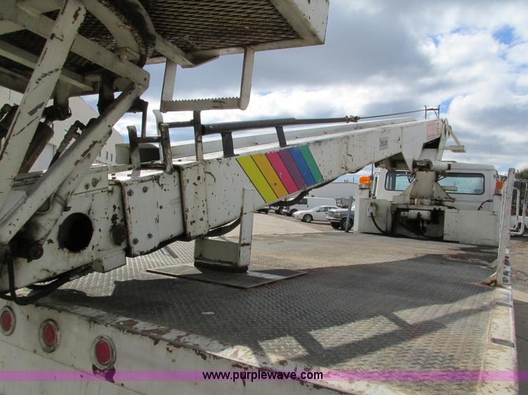 image for item I4119 1995 Freightliner FL70 bucket truck