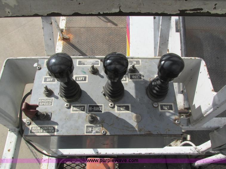 image for item I4119 1995 Freightliner FL70 bucket truck