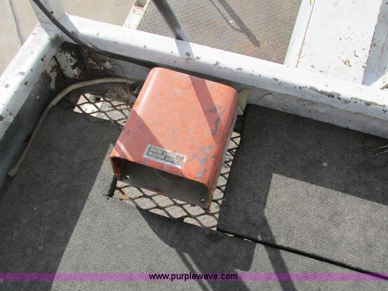 image for item I4119 1995 Freightliner FL70 bucket truck