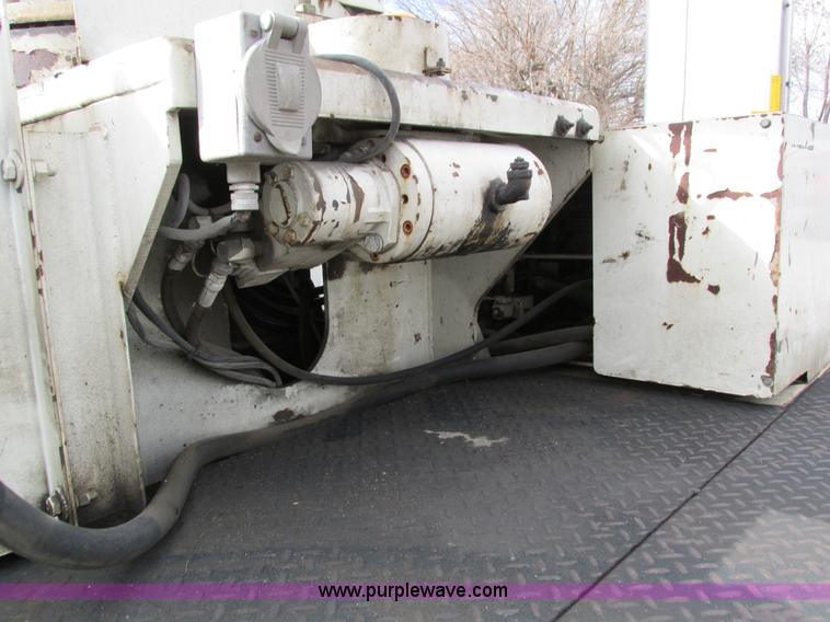 image for item I4119 1995 Freightliner FL70 bucket truck