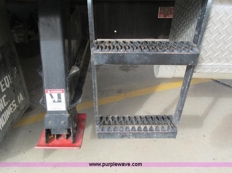 image for item I4119 1995 Freightliner FL70 bucket truck