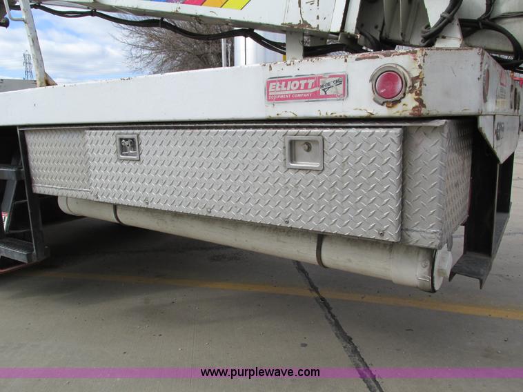 image for item I4119 1995 Freightliner FL70 bucket truck