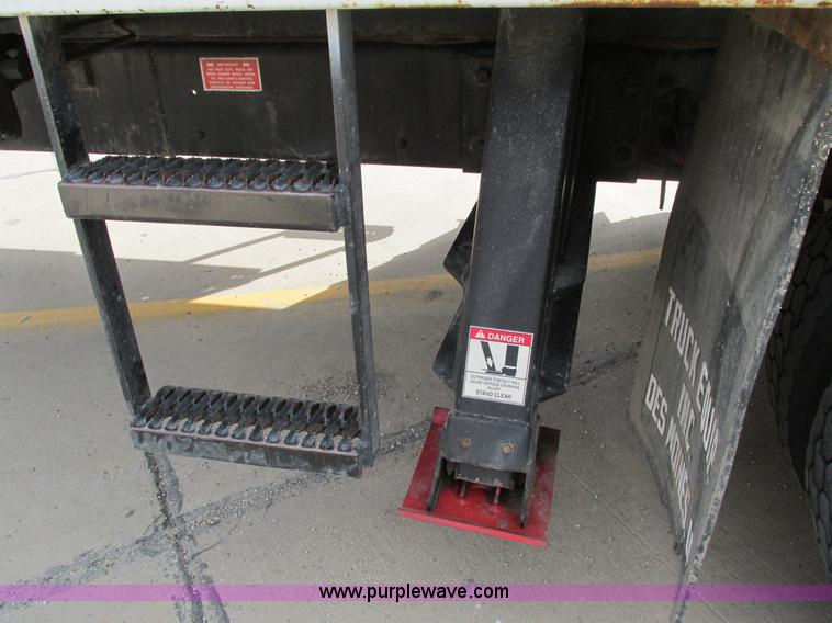 image for item I4119 1995 Freightliner FL70 bucket truck