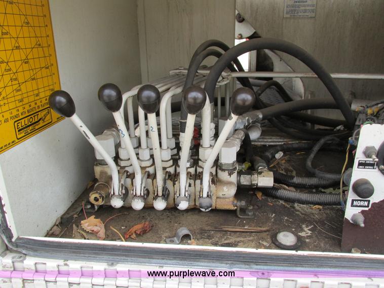 image for item I4119 1995 Freightliner FL70 bucket truck