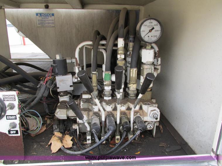 image for item I4119 1995 Freightliner FL70 bucket truck