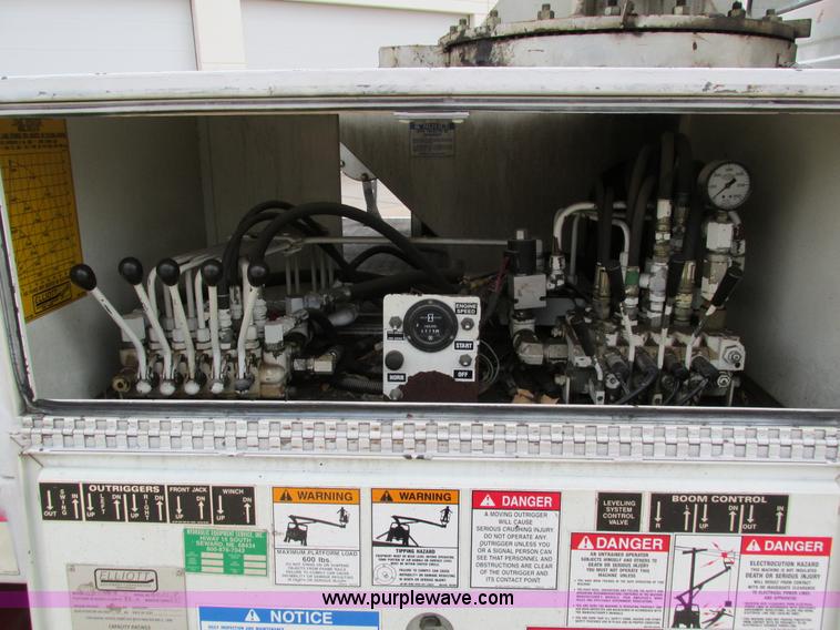 image for item I4119 1995 Freightliner FL70 bucket truck