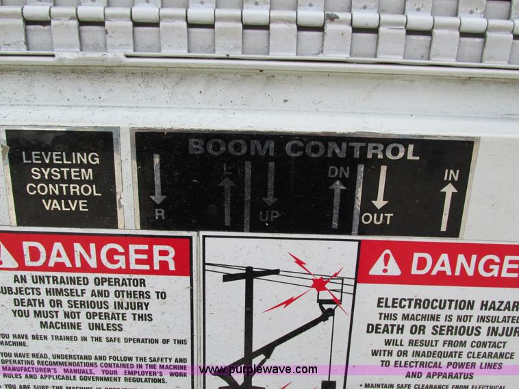 image for item I4119 1995 Freightliner FL70 bucket truck