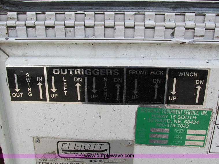 image for item I4119 1995 Freightliner FL70 bucket truck