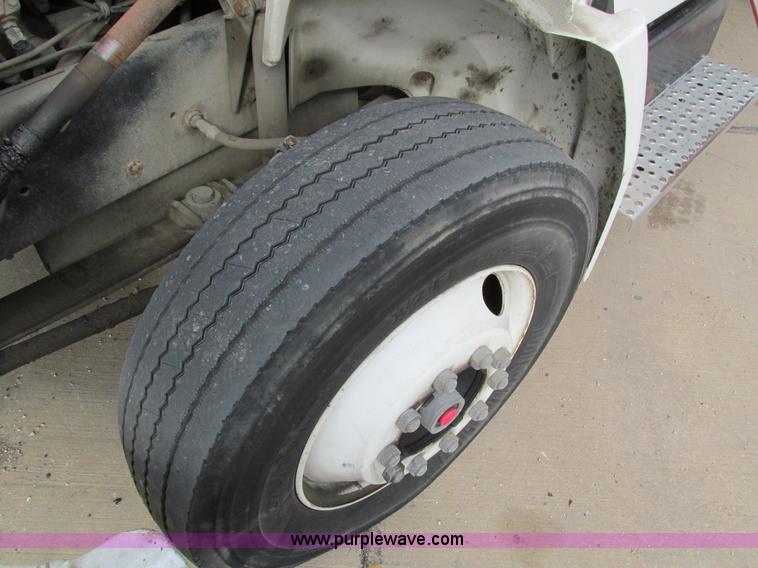 image for item I4119 1995 Freightliner FL70 bucket truck