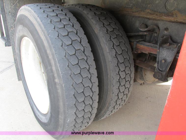 image for item I4119 1995 Freightliner FL70 bucket truck