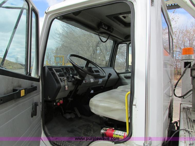 image for item I4119 1995 Freightliner FL70 bucket truck
